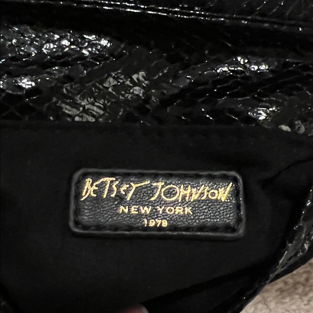 Betsey Johnson Black Slither And Shine Crossbody Faux Snakeskin Wolf Purse NWOT - Picture 2 of 8